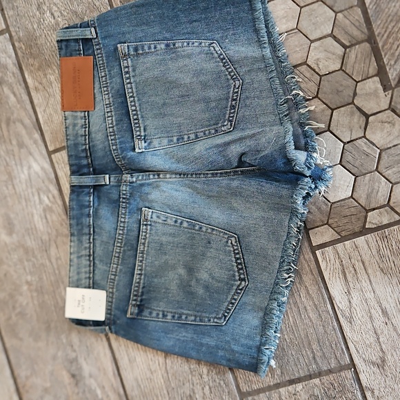 Lucky Brand Blue Jean Shorts with Frayed Hem Size 10 New - Picture 3 of 5